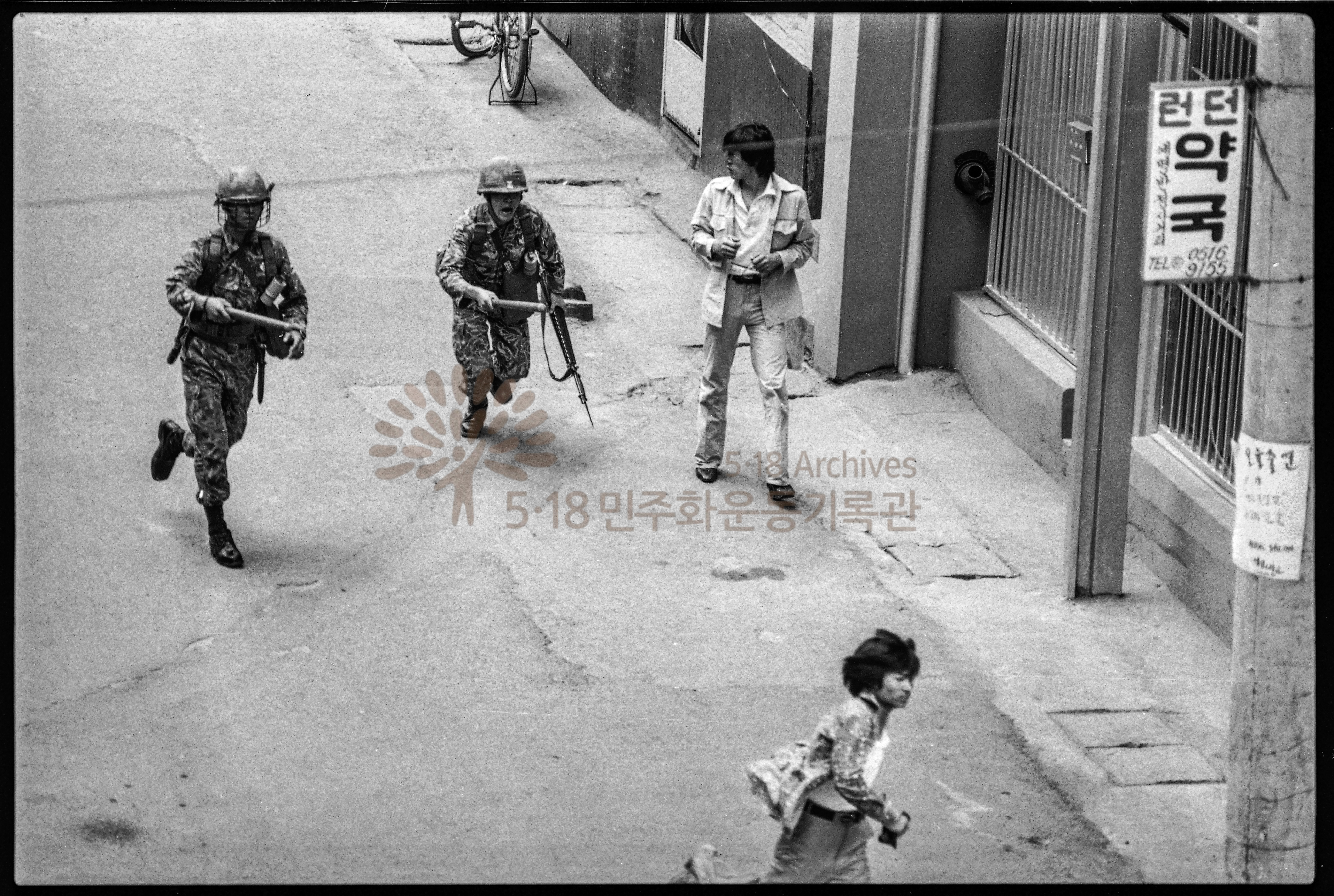 Paratroopers deployed in Gwangju streets, May 18–19 1980